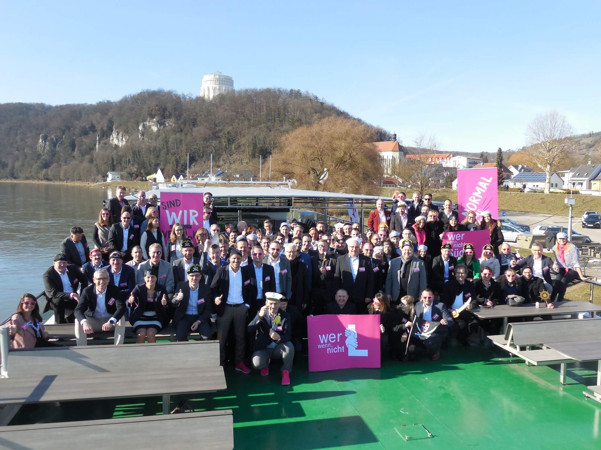 Das Telekom-Team posiert zum Gruppenbild auf dem Sonnendeck